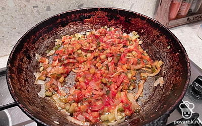 Выложите томатную пасту, все перемешайте.