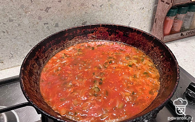 Залейте водой, добавьте 1 чайную ложку сахара, тушите 5 минут. Перелейте все в кастрюлю с кипяченой водой или бульоном.