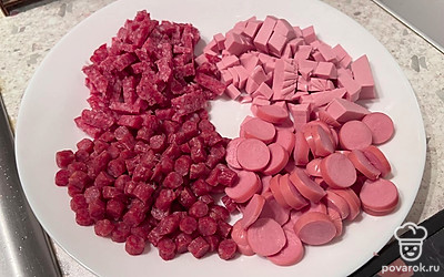 Порежьте колбасу и сосиски, как вам нравится.