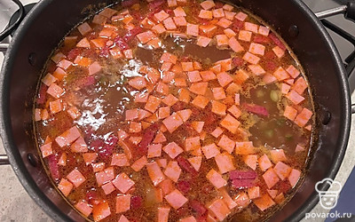 Переложите в кастрюлю и варите 5 минут. Нарежьте оливки кольцами и добавьте в суп. Проверьте суп на вкус, при необходимости можно добавить огуречного рассола или просто соли.