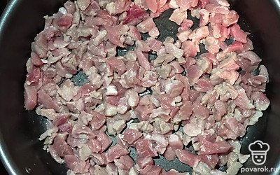 Свинину порезать и тушить минут 30.