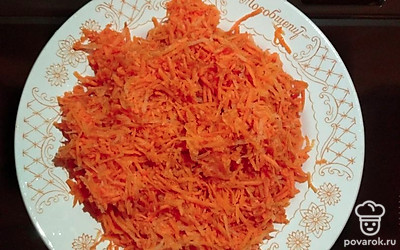 Морковь почистить и потереть на терке. Добавить к мясу.