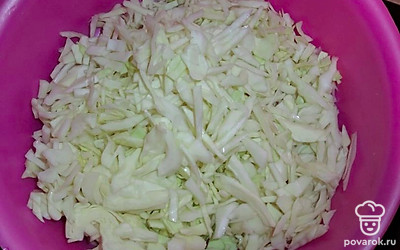 Капусту нарезать и добавить в сковороду.