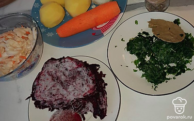 Подготавливаем ингредиенты. Морковь, лук и картофель чистим. Зелень у меня уже нарубленная и замороженная. Капуста маринованная домашняя, но можно взять и свежую. Свекла тоже из заготовок в морозилке. 