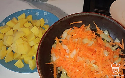 Варим мясной бульон. Обычно я варю около часа, можно и дольше, зависит от свежести и мягкости мяса. Морковь трем на крупной терке, лук режем кубиком и обжариваем на растительном масле. Картофель режем средним кубиком. Добавляем в сварившейся будьон картофель. Варим несколько минут и выкладываем капусту. Снова минут 10 варим. Можно добавить зажарку. 