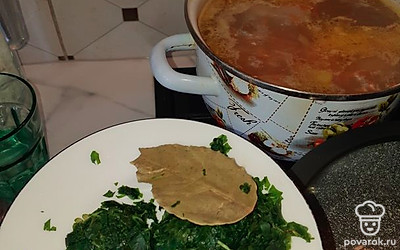 Приправляем зеленью и лавровый листом. Готовим зажарку из свеклы. Тертая свекла, томатная паста, щепотка сахара. Все это немного тушим. 