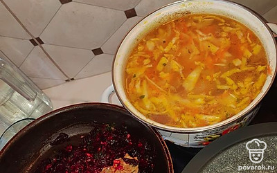 Выкладываем свекольную зажарку в суп и приправляем по вкусу солью, перцем специями. Мы любим добавить свежий чеснок,отжатый через пресс. И немного кислинки в виде уксуса или лимона, если в борще используется не квашеная капуста, а свежая. Варим буквально пару минут и выключаем, даем борщу настояться хотя бы полчаса.