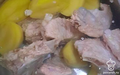 Снять пену и положить картофель в кастрюлю. Посолить. Обжарить морковь и лук.