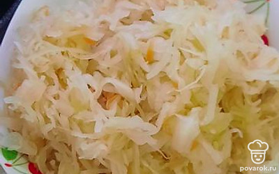 Добавить квашеную капусту.