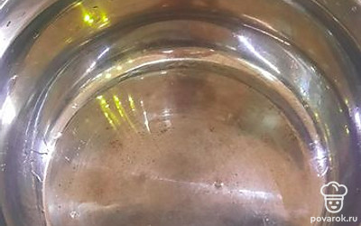 В кастрюлю налить растительное масло. 