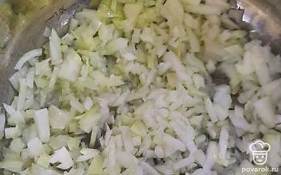 Нарезать лук и положить в кастрюлю. 
