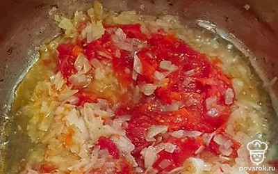 Выложить 5 столовых ложек помидорной заготовки. 