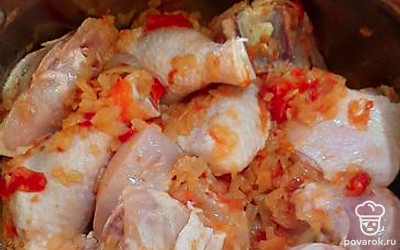 Сверху разложить курицу, перемешать. 