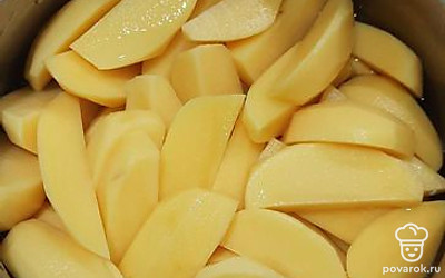 Нарезать картофель. 