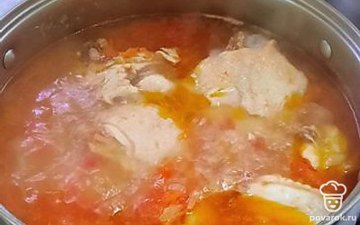 Как курица закипит, добавить соль.