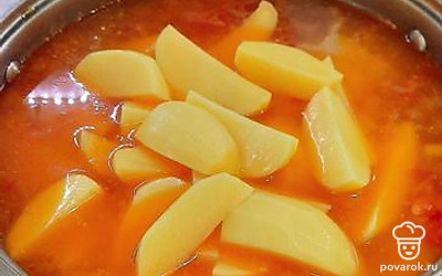 Выложить картофель в кастрюлю. 