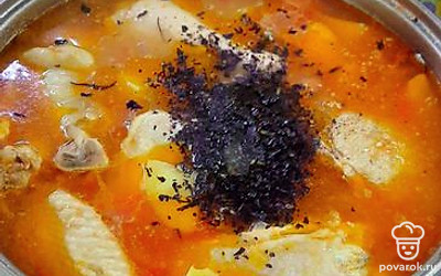 Растереть сушеный базилик.