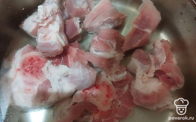 Нарезаем мясо и варим бульон.