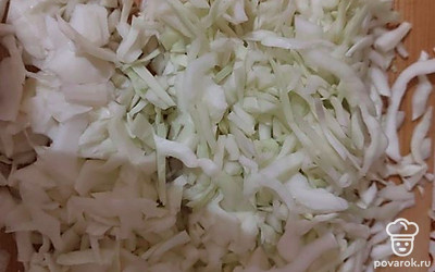 Нарезаем капусту.