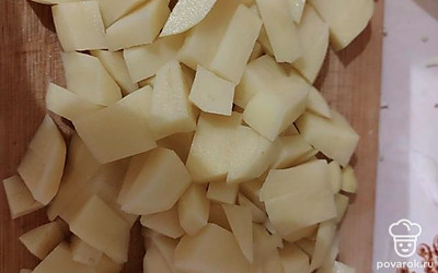 Нарезаем картофель.