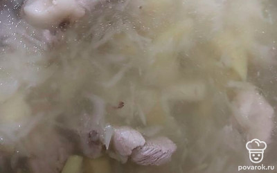 Добавляем картофель и капусту к мясу, добавляем специи по вкусу.