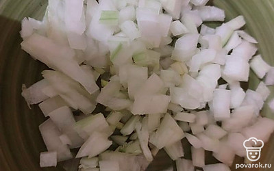 Нарезаем лук.
