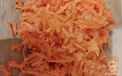 Натираем морковь.