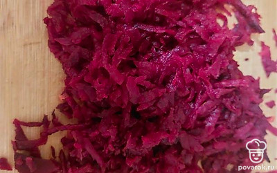 Натираем свеклу.