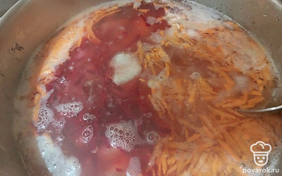 Добавляем зажарку к бульону, готовим еще 5 минут.