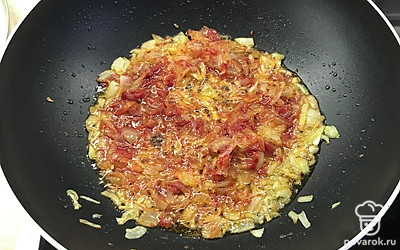Лук обжарить на топленом масле до прозрачности, добавить томатную пасту и обжаривать 5 минут.