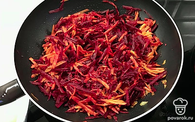 Добавить натертые морковь и 2 свеклы. Готовить до полной готовности овощей.