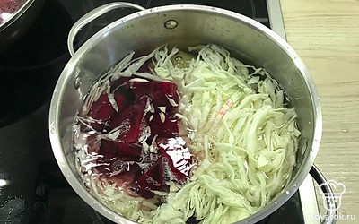 В кипящую воду опустить порезанную кубиками картошку, нарезанную тонкой соломкой капусту и 2 свеклы, нарезанные крупно.