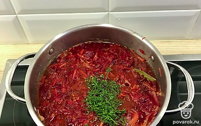 Варить до готовности картошки и капусты. За 5 минут до готовности добавить зажарку, лавровый лист, бульонные кубики и мелко нарезанную свежую зелень.