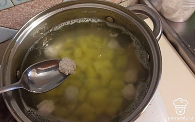 Картофель порежьте кусочками и поставьте вариться. Туда добавьте сформированные из фарша фрикадельки.