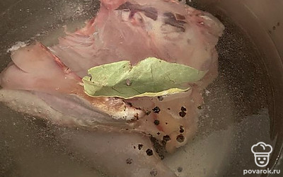 Положите в воду индейку, лавровый лист, перец горошком и поставьте на средний огонь.