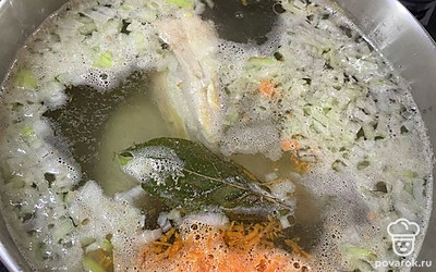 Добавьте мелко нарезанный лук и морковь.