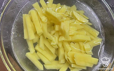 Соломкой нарежьте картошку и тоже добавьте суп.