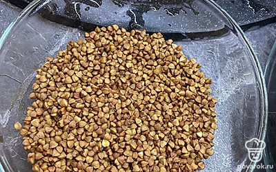 Помойте гречку и добавьте в суп.