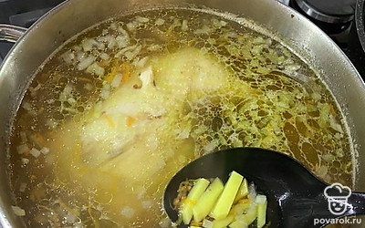 Добавьте специи по вкусу и варите на медленном огне до готовности.