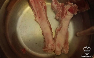 Отварите свинину на кости до готовности.