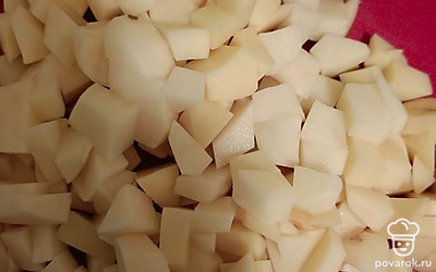 Нарежьте картофель кубиками. Отправьте к вареной свинине.