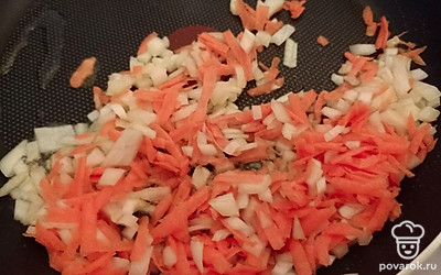 Нетерите морковь, нарежьте лук мелко. Сделайте зажарку.