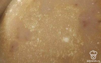 К картофелю добавьте гречку и варить до готовности минут 20. Добавить зажарку и сметану. Все вскипятить. Готово!