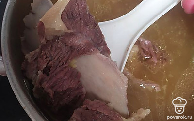 Отвариваем баранину. Солим, перчим бульон, добавляем лавровый лист. Вынимаем мясо, когда станет мягким, бульон процедиваем. Мясо нарезаем на кусочки. 