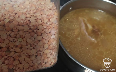 Горох промываем, добавляем в бульон, варим 20 минут. 