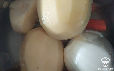 Чистим картофель и морковь, режем на кубики, добавляе в суп. Лук обжариваем и тоже добавляем в бульон. Варим до готовности. Возвращаем в суп кусочки мяса. 