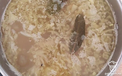 Аппетитный ароматный гороховый суп готов. Подавать можно с сухариками.