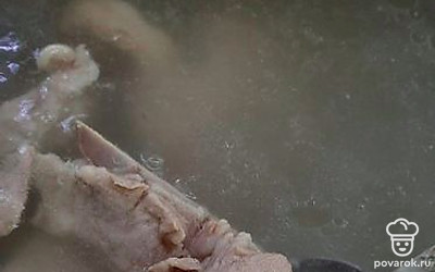 Отвариваем мясо.