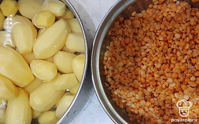 Промываем горох и чистим картофель. 