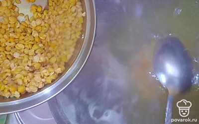 Добавляем горох и картофель. 